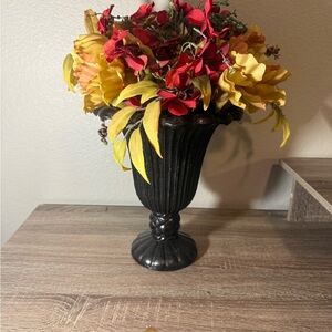 Chic Black Vase with Vibrant Floral Arrangement